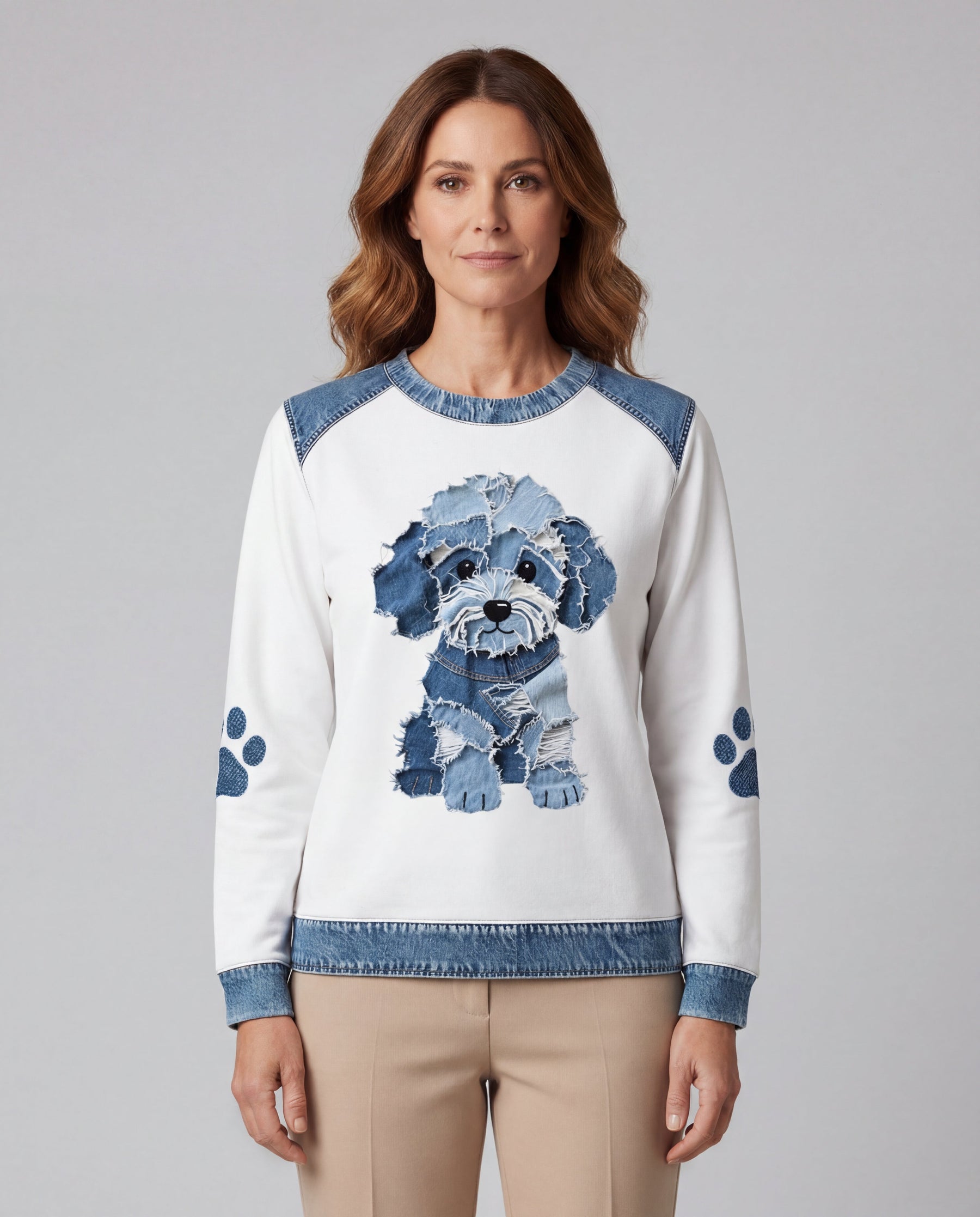 Schattige hond met patchwork denim